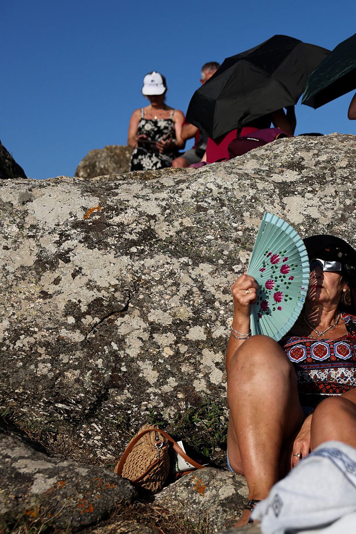 Turistas esperan el eclipse solar total de 2026 en la Costa da Morte, España.
