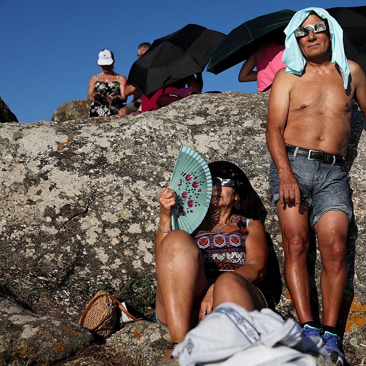 Turistas esperan el eclipse solar total de 2026 en la Costa da Morte, España.
