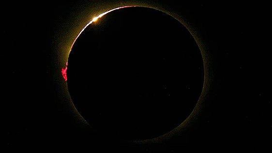 Los destellos rojos del Sol: qué son las fulguraciones y por qué asombraron durante el eclipse
