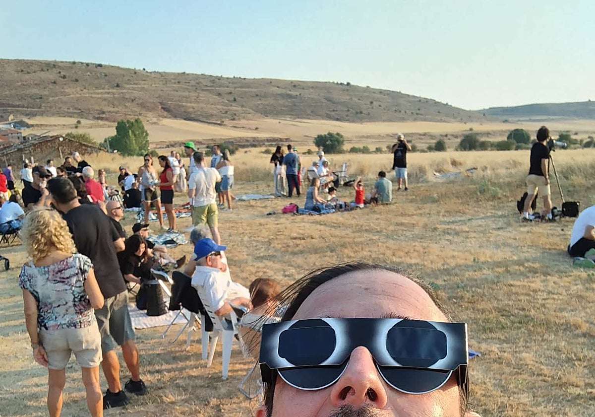 Emilio García, astrofísico del Instituto de Astrofísica de Andalucía, en una pedanía de Soria, durante el eclipse