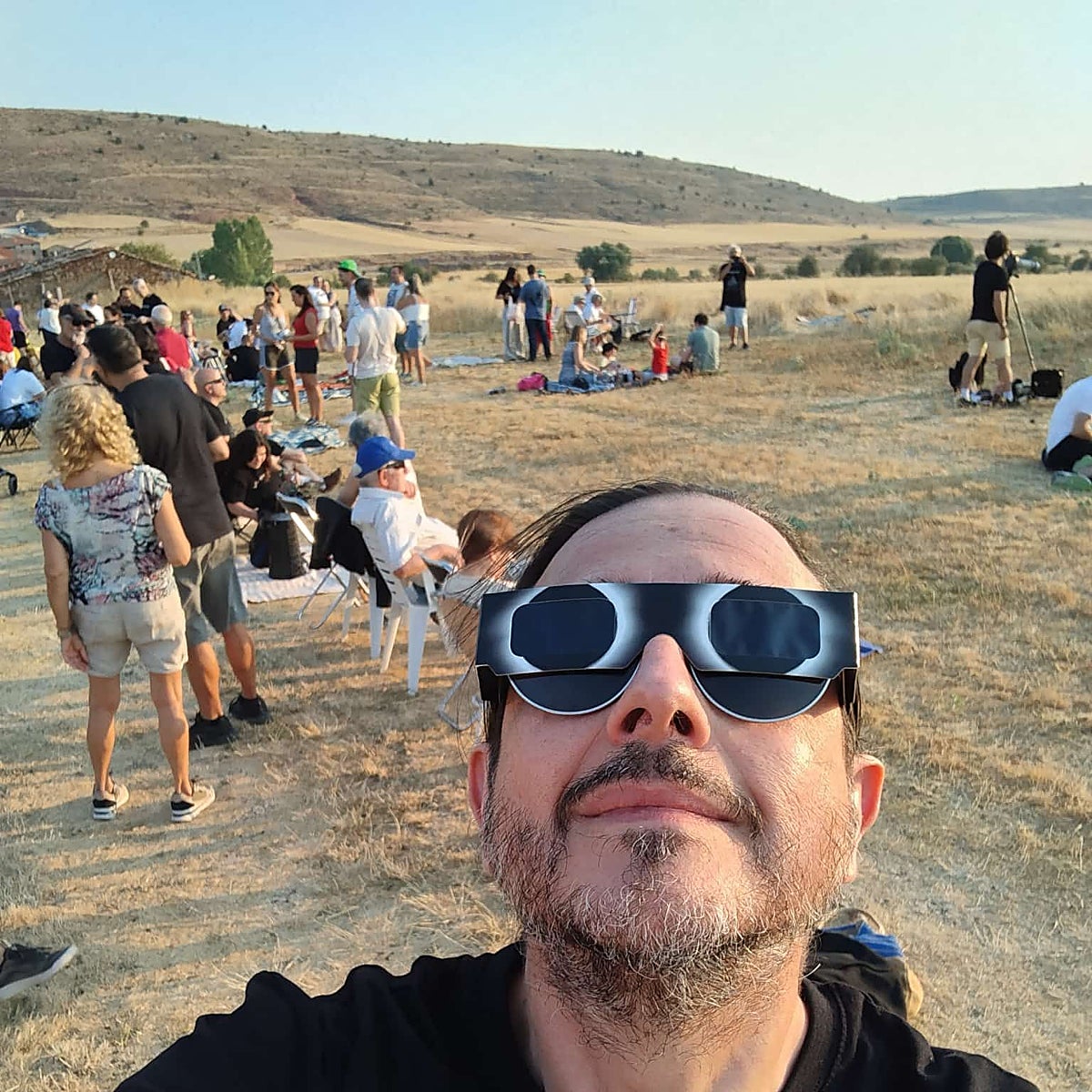 Emilio García, astrofísico del Instituto de Astrofísica de Andalucía, en una pedanía de Soria, durante el eclipse