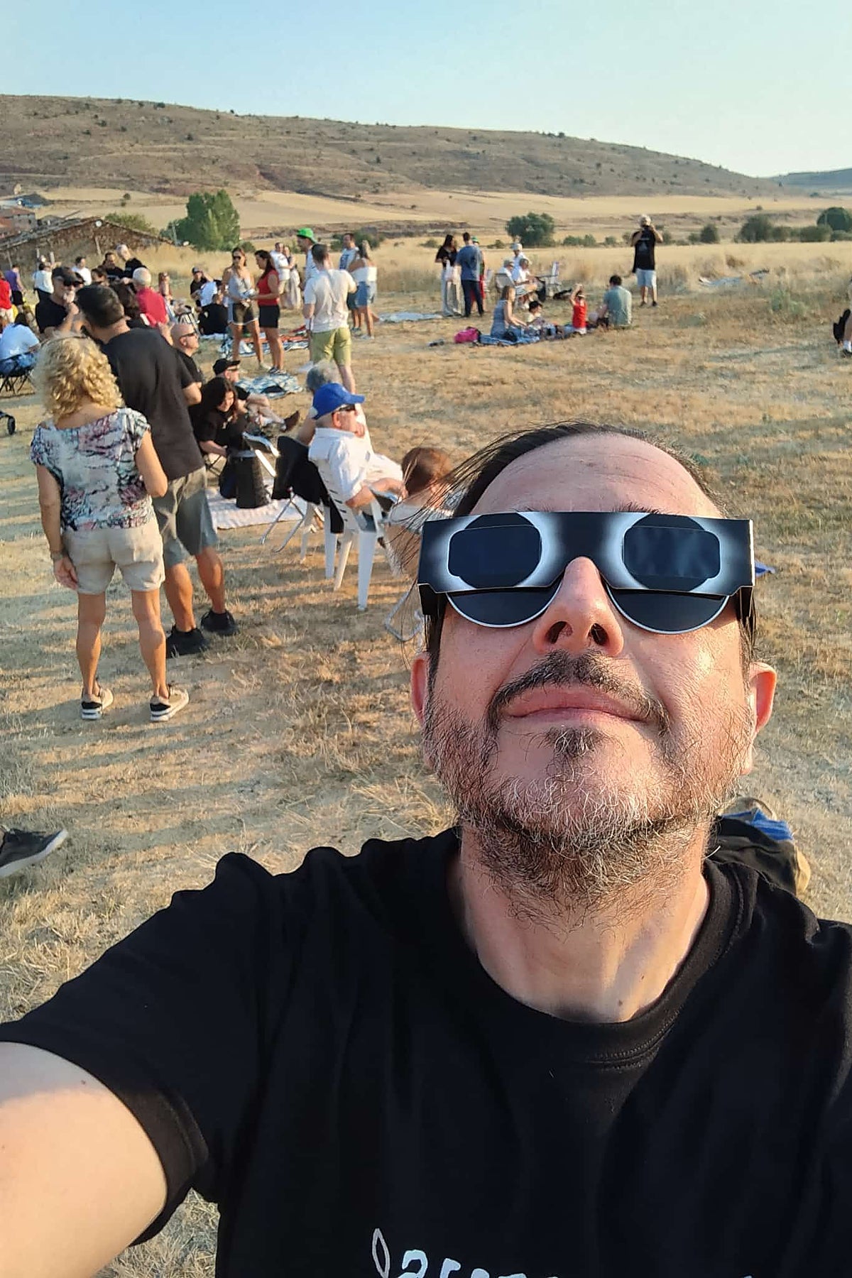 Emilio García, astrofísico del Instituto de Astrofísica de Andalucía, en una pedanía de Soria, durante el eclipse