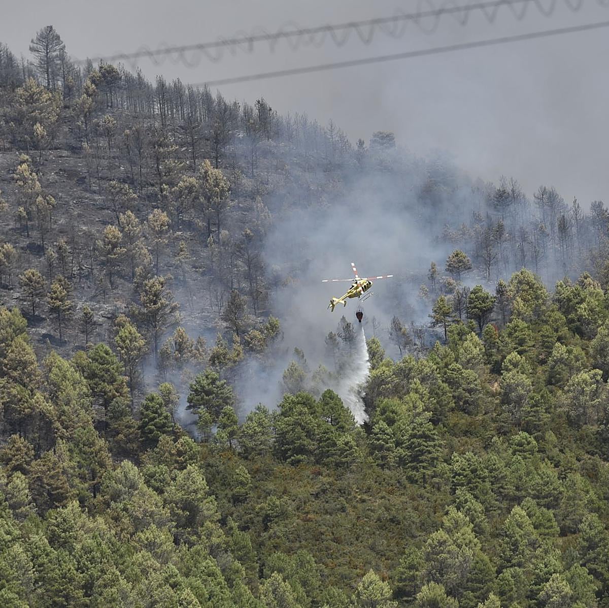 Un helicóptero trabaja en las tareas de extinción del incendio de Las Peñas de Riglos