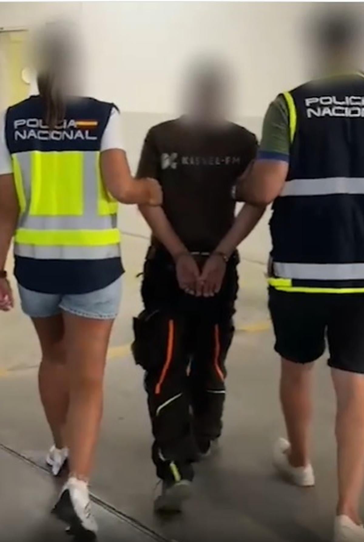 Imagen de la detención del fugitivo de origen germánico en Vélez-Málaga