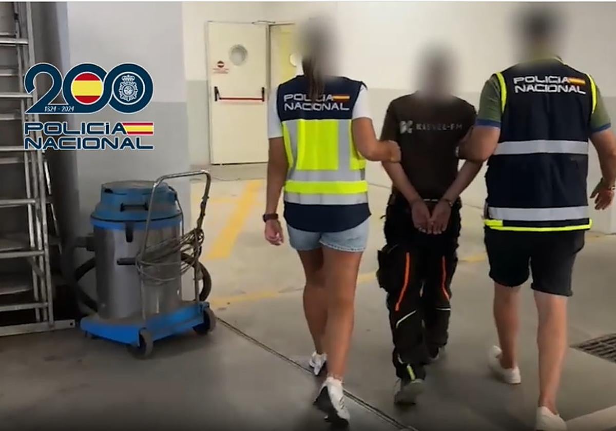 Imagen de la detención del fugitivo de origen germánico en Vélez-Málaga