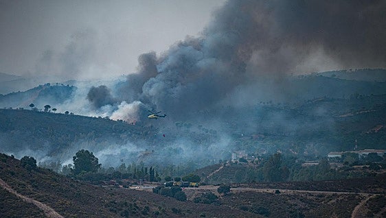 El incendio de Huelva no evoluciona «por primera vez» durante la noche y permite el regreso de 114 desalojados