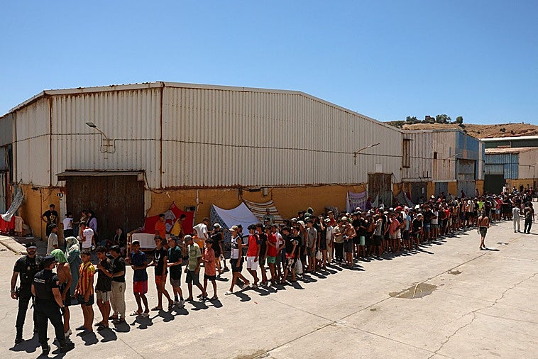 El Gobierno trabaja en el traslado de 500 niñas migrantes de Ceuta a la Península