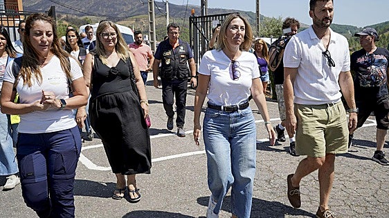 La tensión desborda la visita de María Guardiola a los evacuados de Las Hurdes: lágrimas, reproches y un alcalde en el centro del malestar