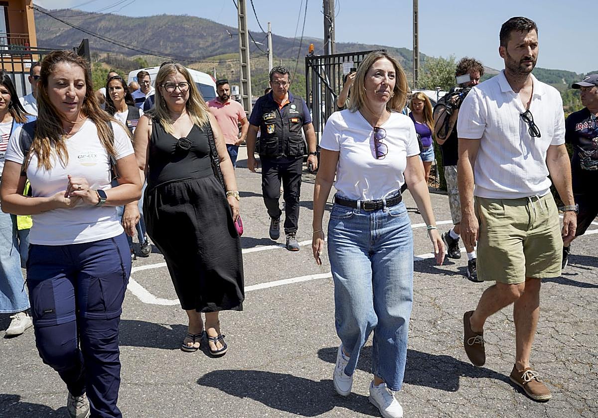 Tensión durante la visita de María Guardiola a los desalojados por el incendio de Las Hurdes: «¿Dónde está el alcalde?»