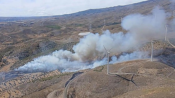 Extinguido el incendio de Las Tres Villas, Almería, con 200 hectáreas de matorral y arbolado afectadas