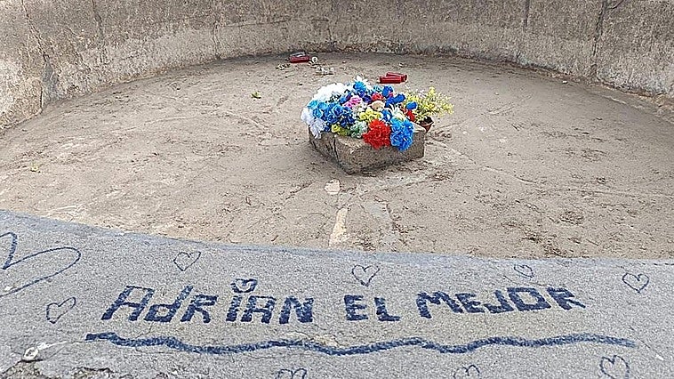 La fuente donde murió un joven celebrando el Mundial en Salamanca se convierte en un altar: «Adrián el mejor»