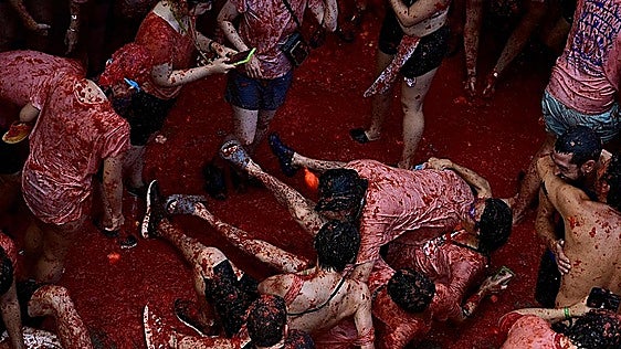 Atendidas cuatro personas por gas pimienta en la Tomatina de Buñol, Valencia