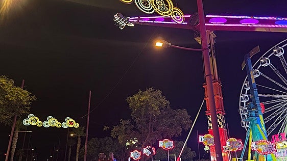 Rescatan a ocho personas atrapadas a 50 metros de altura tras un fallo en una atracción de feria en Almería