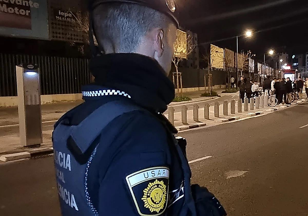 Viola a una joven en la arena de la playa de la Malvarrosa y propina puñetazos a uno de los policías que lo detuvo