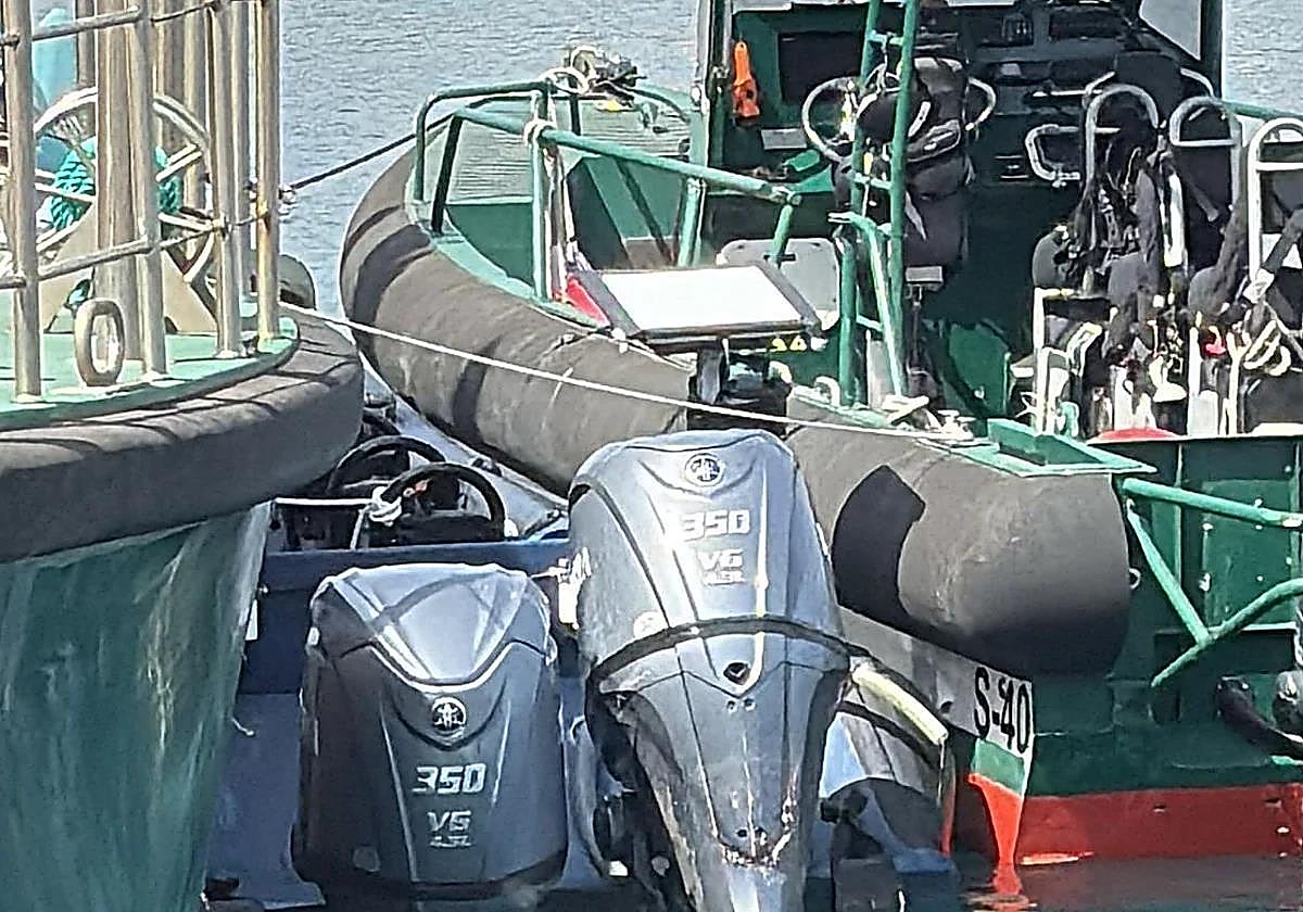 Heridos tres guardias civiles embestidos por una planeadora en aguas de Murcia