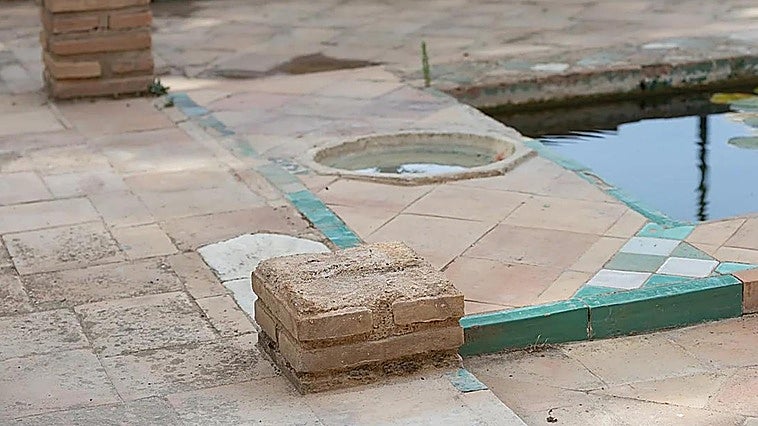 Un joven rompe un pilar de la Alhambra haciendo parkour