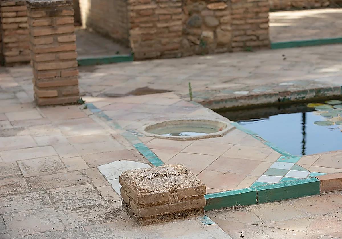 Un joven rompe un pilar de la Alhambra haciendo parkour