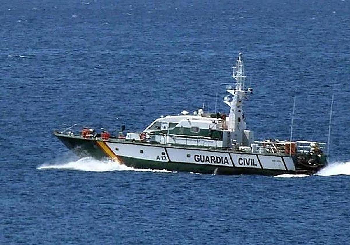 Una patrullera de la Guardia Civil, auxiliada por un helicóptero para no acabar hundiéndose