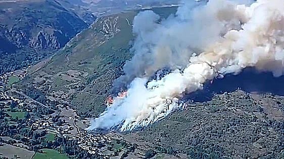 El incendio en Sosas de Laciana, en León, deja una persona herida y trasladada en helicóptero al hospital