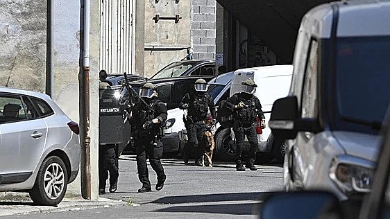 La Ertzaintza baraja el ajuste de cuentas por el ensañamiento y el plan de fuga del asesino de un taxista en Guipúzcoa