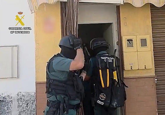 La Guardia Civil detiene a un matrimonio por explotar sexualmente a mujeres en un municipio de Alicante: investigan hasta 50 posibles víctimas