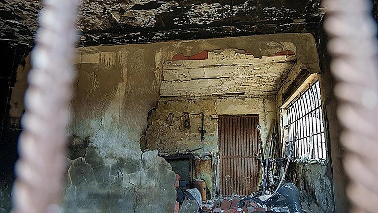 Una familia denuncia que ha encontrado restos humanos en el coche calcinado de sus padres en Almería