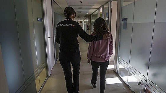 Viaja desde Estados Unidos a Granada para ver a una novia a la que conoció en las redes y la maltrata