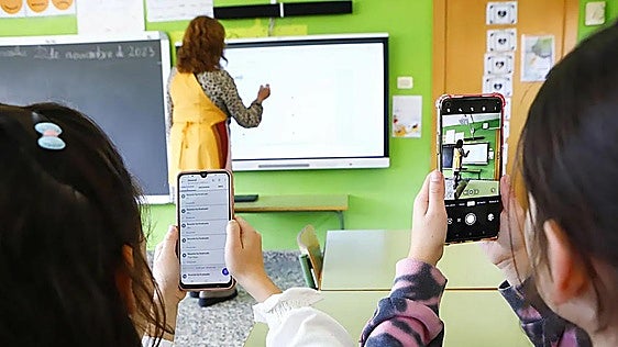 La OCDE vincula la caída general del nivel académico a la proliferación de smartphones