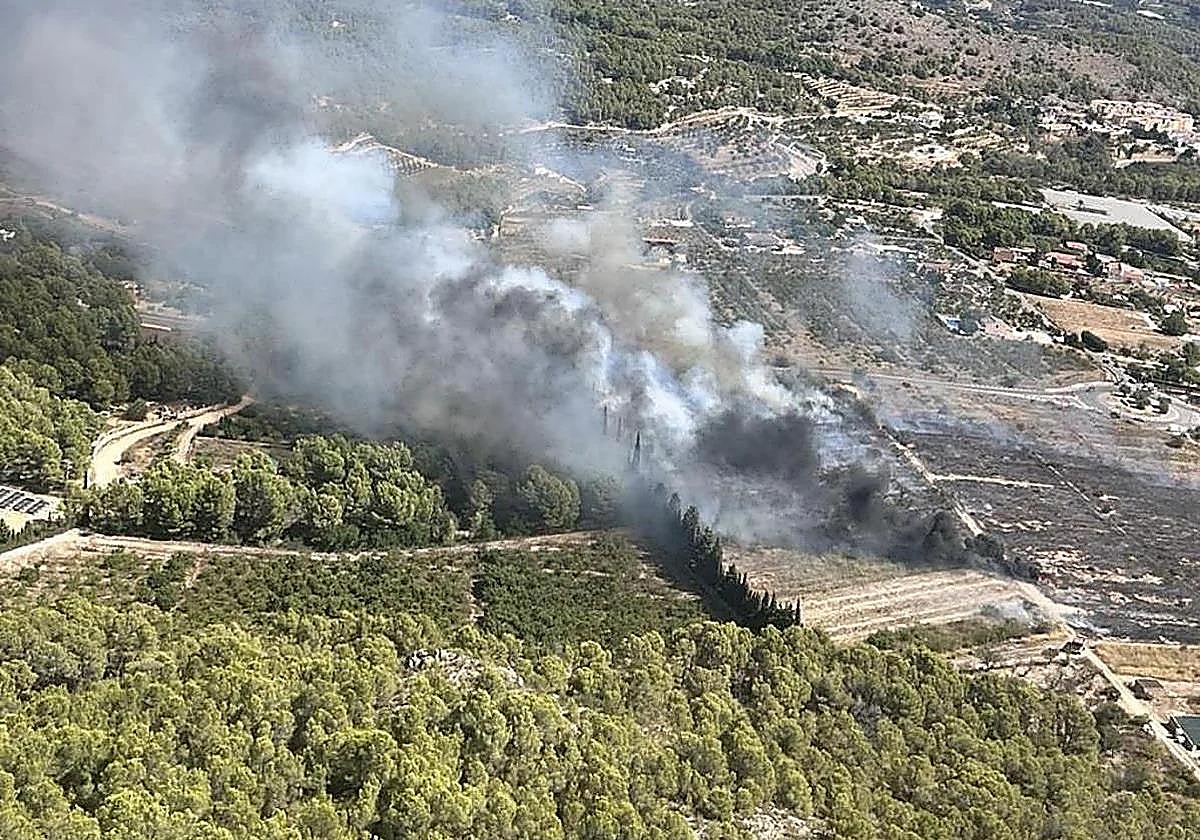 Un incendio en Polop, Alicante, obliga a movilizar ya diez medios aéreos y a cortar dos carreteras