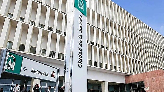 A prisión un hostelero de Málaga por acorralar y abusar de una menor en un ascensor