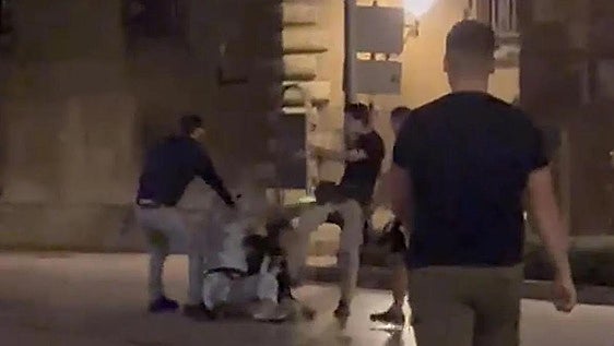 Brutal agresión a dos miembros de un colectivo de izquierdas en las fiestas de Oviedo al grito de «arriba España»