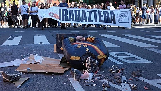 La Ertzaintza abre una investigación por la decapitación de una figura que emulaba al rey Felipe VI durante una manifestación de Ernai