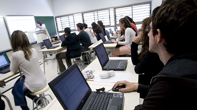 Los resultados del alumnado de mayor nivel económico caen más que los de los estudiantes desfavorecidos