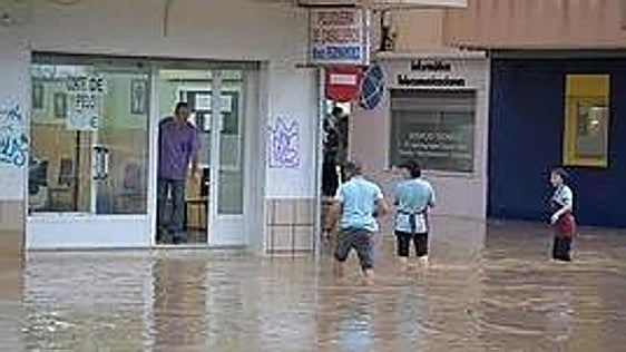 Una tromba de agua pone en alerta roja a Cartagena, descarga más de 60 litros de lluvia en una hora y anega calles