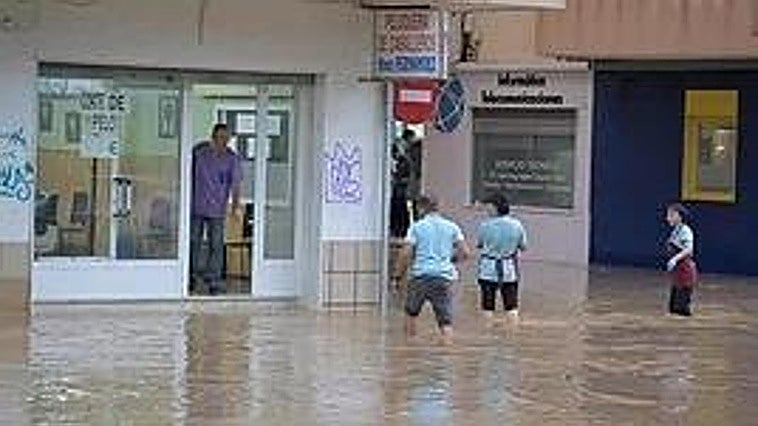 Una tromba de agua pone en alerta roja a Cartagena, descarga más de 60 litros de lluvia en una hora y anega calles