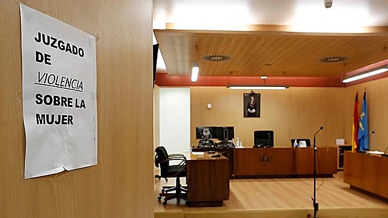 La joven violada en la Malvarrosa regresa a su país con graves secuelas y la jueza dicta el sobreseimiento de la causa