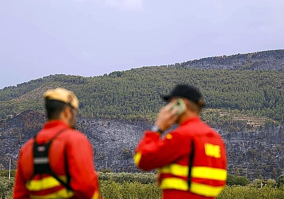 El incendio de Tuéjar sigue activo pese a la lluvia y los bomberos trabajan para controlarlo