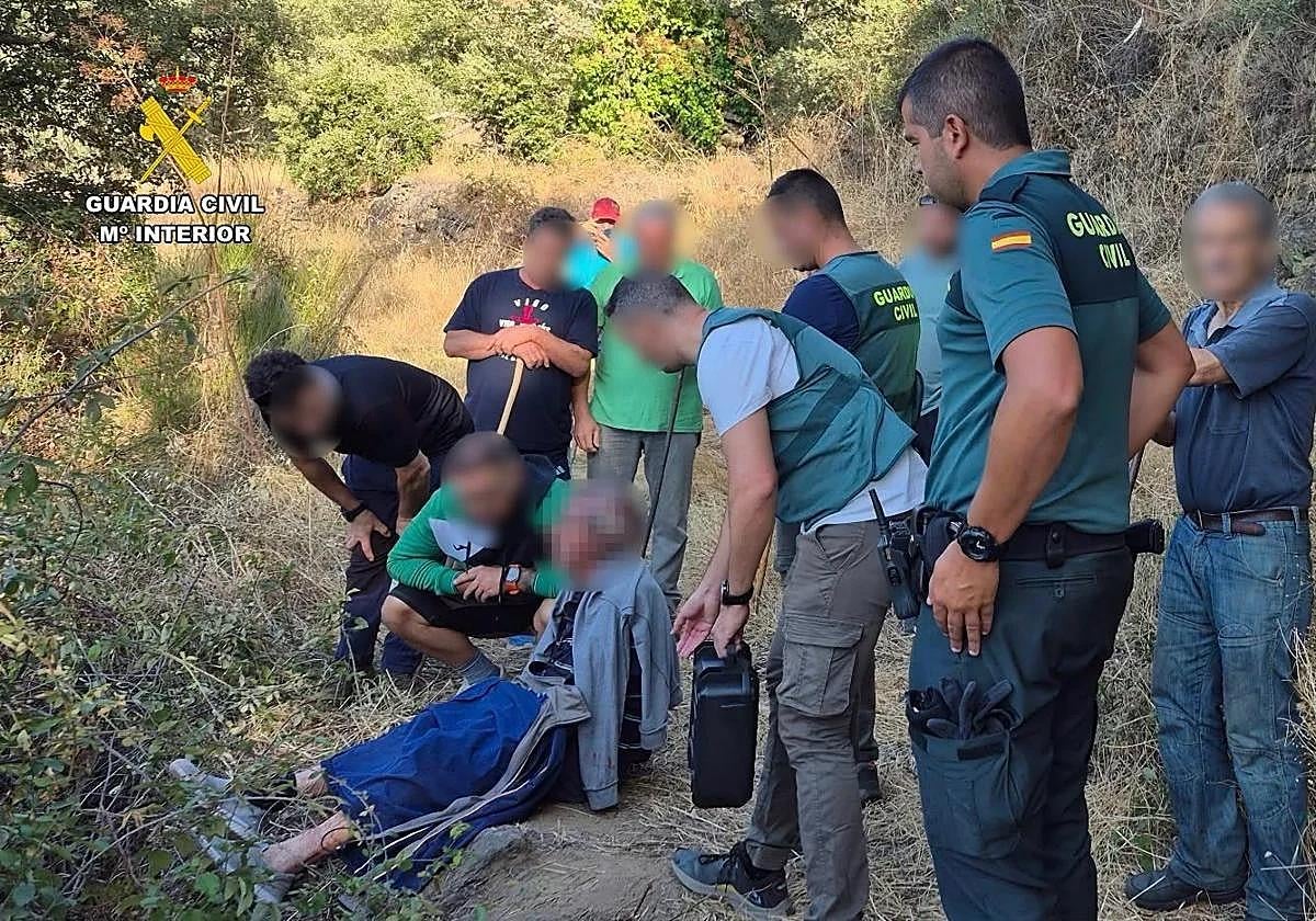 La Guardia Civil rescata con vida a un hombre de 82 años tras pasar la noche atrapado en un zarzal