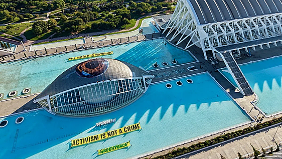 Greenpeace extiende un ojo gigante en el Hemisfèric de Valencia por el juicio a once activistas