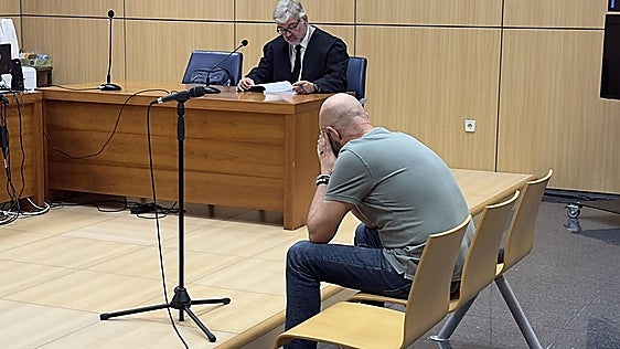 Cinco años más de cárcel para un profesor de Valencia condenado por abusos a una decena de alumnas