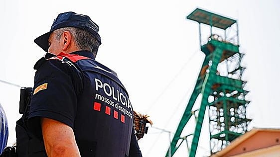 Hallan en Barcelona el cadáver de un anciano con el que convivían dos familiares