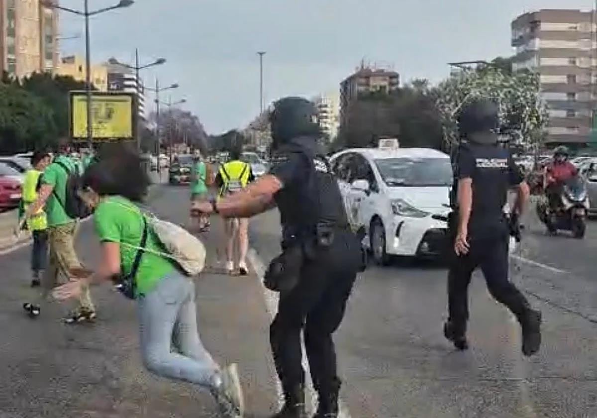 El policía que empujó a la docente declara que no pretendía hacerle daño y que siguió el protocolo