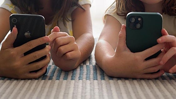 El consumo de ultraprocesados y la exposición a pantallas aumentan la probabilidad de síntomas de TDAH en la infancia