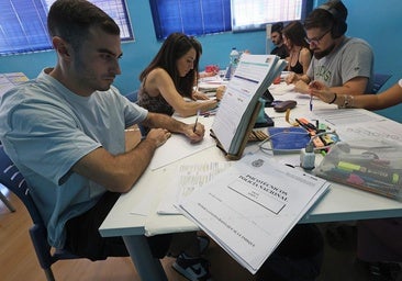 Un grupo de opositores a la Policía Nacional que se preparan el examen.