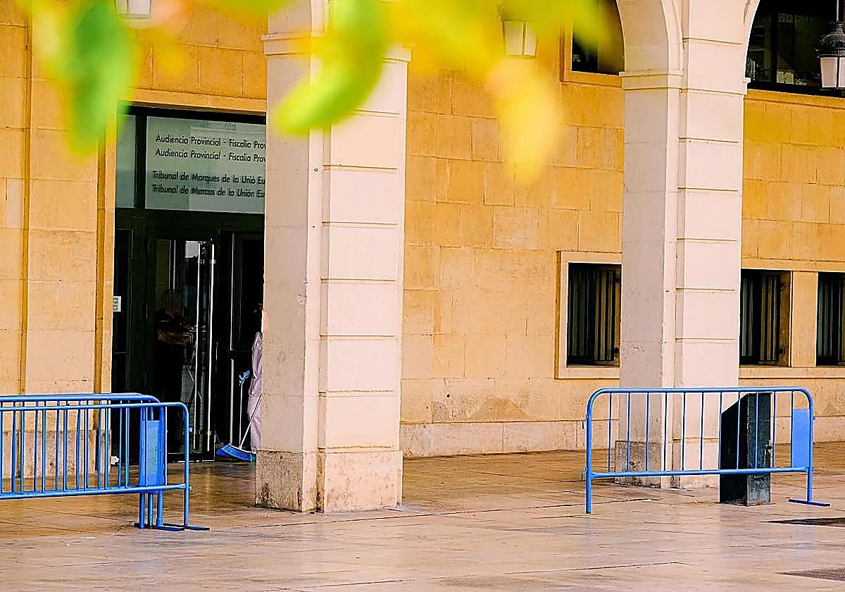Entrada a la Audiencia Provincial de Alicante, donde se juzga a la acusada.