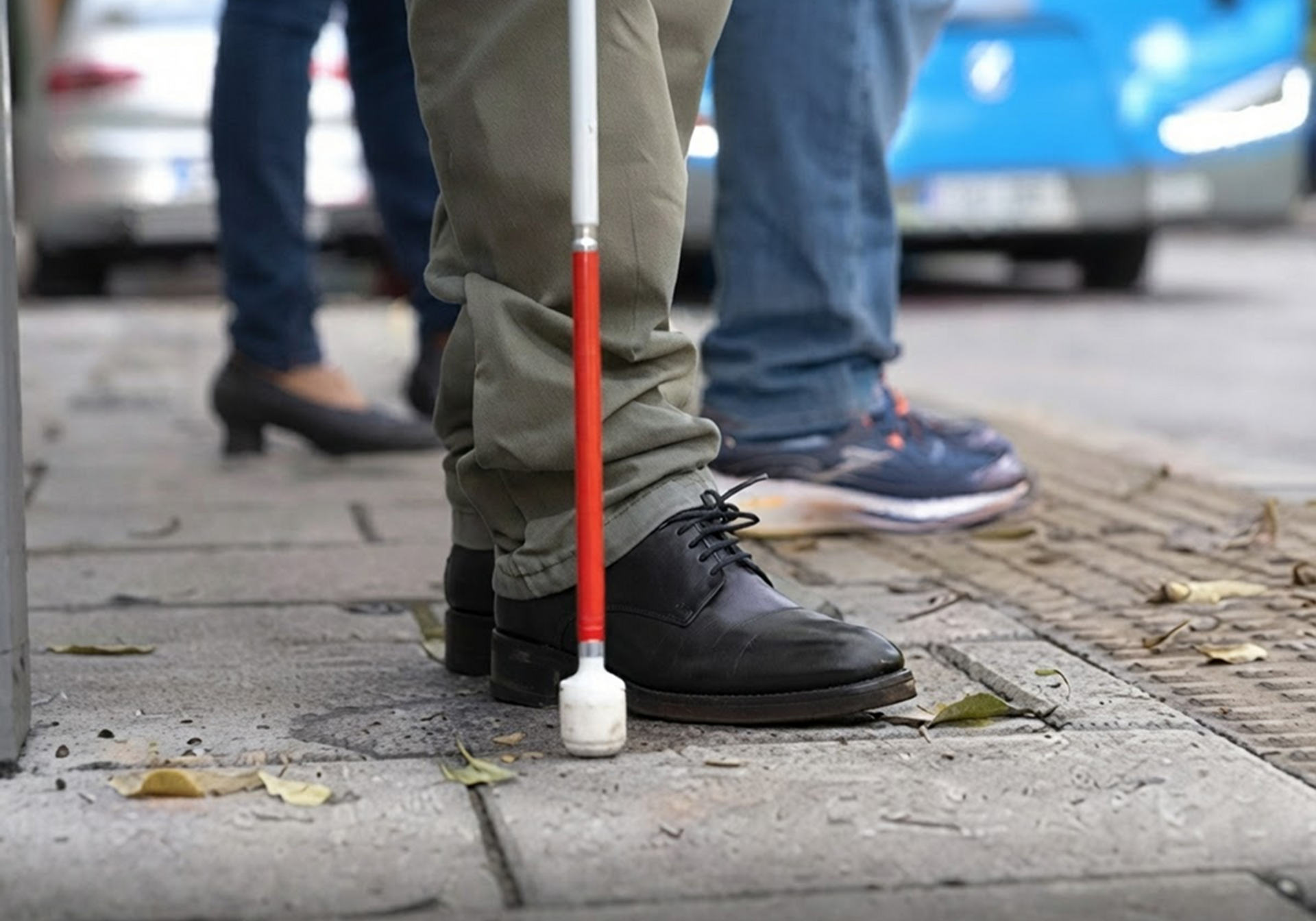 Reconocer la ciudad al tacto: así navega un peatón ciego por el laberinto urbano | Leonoticias