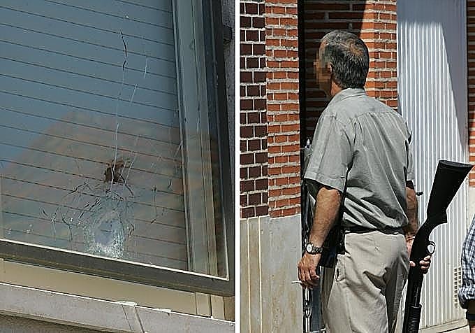 A la izquierda, impacto de una bala en una ventana en la calle Ángel García. A la izquierda, un agente porta una escopeta incautada en la vivienda de la misma calle.