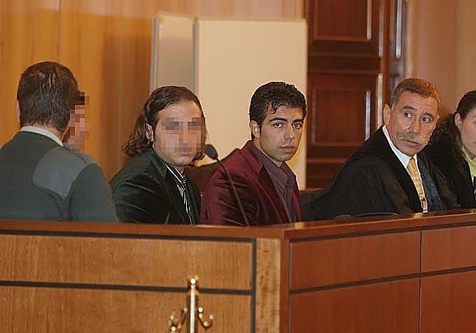 Los hermanos Manuel (pixelado) y Miguel Jiménez en una sesión del juicio.