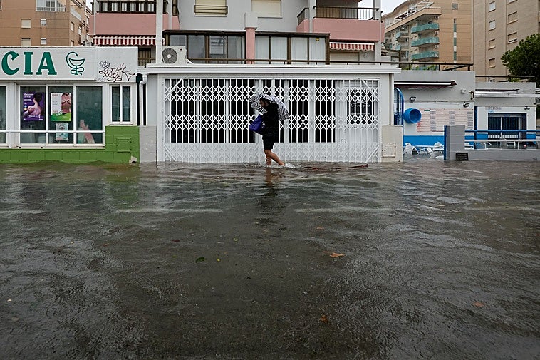 Ríos desbordados, decenas de rescates e inundaciones en Valencia y Alicante tras una tromba con más de 600 litros por metro cuadrado