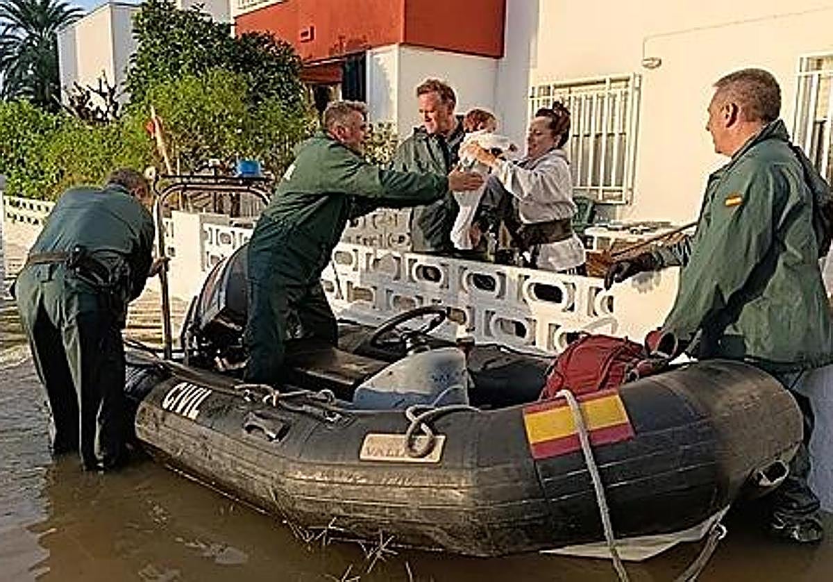 El peligroso rescate de un bebé y su madre en Valencia: «Era como una marea que nos levantaba el coche»